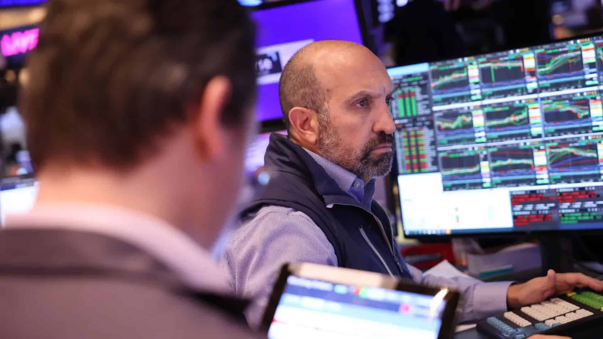 Dow Hits Record, Nasdaq Rises as Chipmakers Rally; Fed Cut Hopes Fade