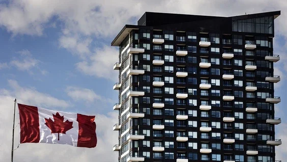 Read more about the article Suburban Condo Prices Crash Over 50% — Worse Than Downtown Toronto| AiF News Bites