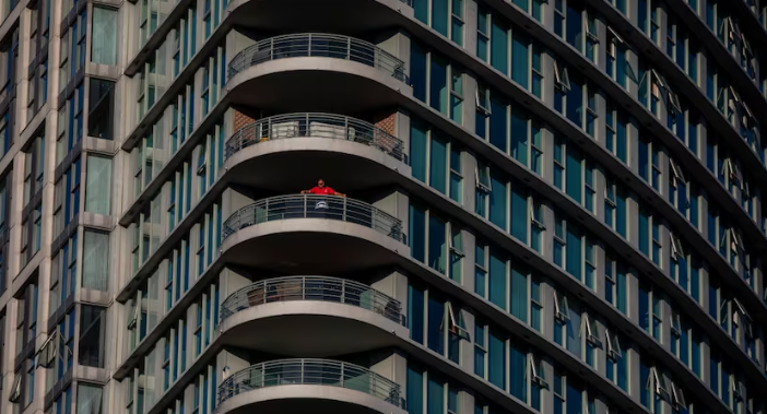 Read more about the article Vancouver Faces Condo Glut: 2,500 Units Unsold as Development Boom Backfires | AiF News Bites
