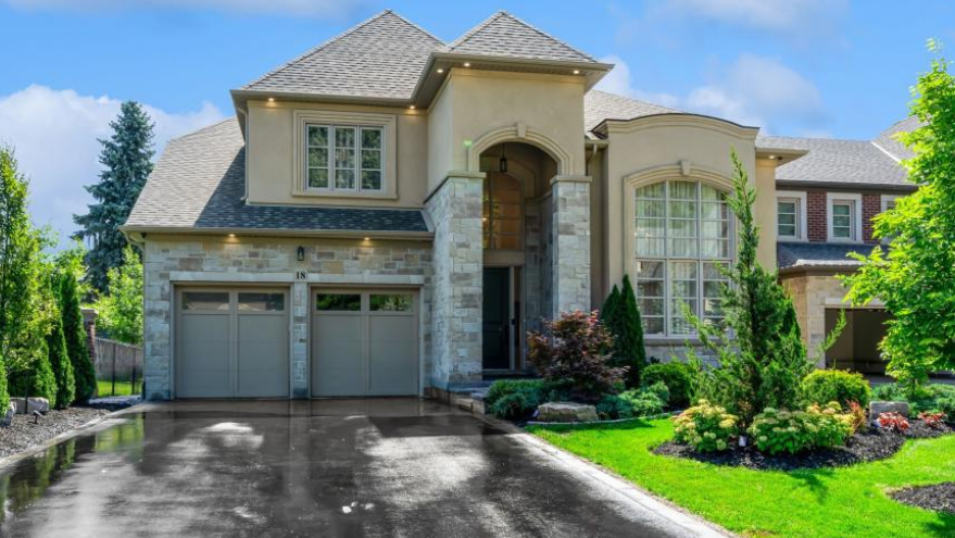 Read more about the article Canada Housing Market Decline: GTA Homeowner Loses $850K as Prices Fall | AiF News Bites